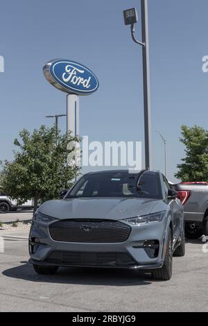 Muncie - 10 luglio 2023: Ford Mach-e Mustang SUV EV Electric Vehicle display. La Mustang Mach-e è il primo crossover completamente elettrico della Ford. Foto Stock