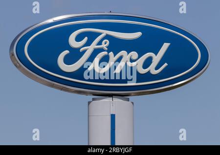 Muncie - 10 luglio 2023: Logo Ford Motor Company. Ford produce Mustang, Escape, Explorer e i veicoli F-150 e F-Series più venduti. Foto Stock