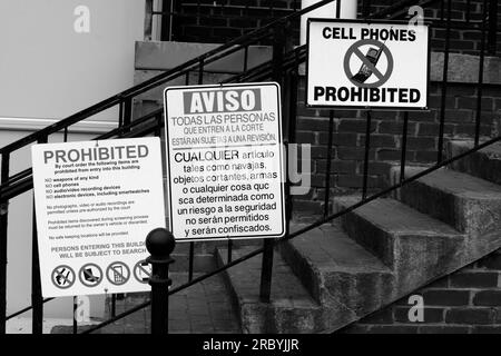 Insegne in inglese e spagnolo apposte vicino all'ingresso di un tribunale ad Abingdon, Virginia, Stati Uniti. Foto Stock