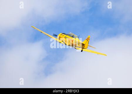 Navy Wings - 1952 Harvard T-6 «G-NWHF» aviotrasportato allo Shuttleworth Military Airshow il 2 luglio 2023. Foto Stock