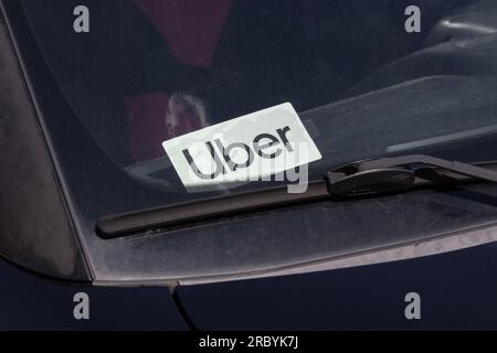 Muncie - 10 luglio 2023: Adesivo Uber Car per noleggio. Lyft e Uber hanno sostituito molti taxi per il trasporto con un'app per smartphone. Foto Stock