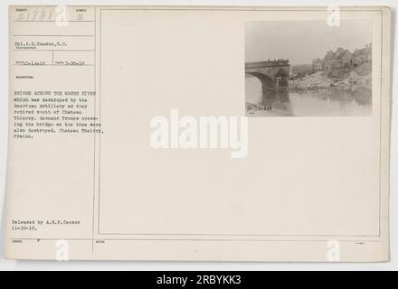 I soldati tedeschi attraversarono il ponte e distrutto sul fiume Marne a Chateau Thierry, in Francia. L'artiglieria americana distrusse il ponte mentre si ritiravano, uccidendo le truppe tedesche che stavano attraversando l'epoca. Questa foto è stata scattata il 28 luglio 1918 dal CPL. A. H. Hanson e rilasciata dalla A.E.F. Censor il 22 novembre 1918. Foto Stock