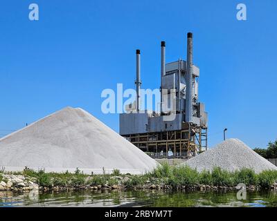 Pile di calcare bianco ai bordi dell'acqua vicino alla centrale elettrica smantellata nel Michigan Foto Stock