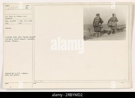 Tenente Geo. E. Stone, S.C., ha scattato questa foto il 27 ottobre 1918, durante la prima guerra mondiale L'immagine mostra un soldato dall'aspetto cupo che guarda verso la "Valle della morte" a Haumont, Mosa, Francia. La foto è stata cancellata dalla censura A.E.F. ma la data esatta della sua emissione è sconosciuta. Foto Stock