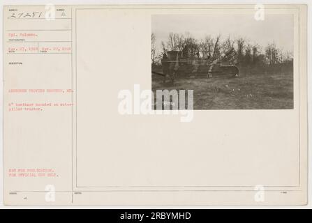 CPL. Palumbo si trova accanto a un obice da 8' montato su un trattore caterpillar presso Aberdeen Proving Grounds. Questa immagine è stata scattata il 27 novembre 1918. Si prega di notare che non è destinato alla pubblicazione, ma solo per uso ufficiale. Foto Stock