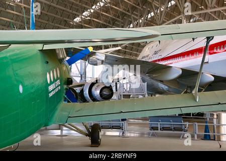 Antonov An-2 Colt Polar 1 biplano con il primo aereo passeggeri jumbo Boeing 747 Aviation Pavilion Museum of Flight Seattle Washington State USA Foto Stock
