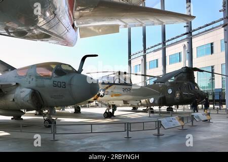 Grumman EA-6B Prowler Grumman F-14A Tomcat caccia a reazione e elicottero Boeing CH-47D Chinook "My Old Lady" il Museum of Flight Seattle Washington USA Foto Stock