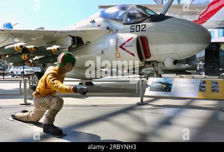 Grumman A-6E Intruder bombardiere per tutte le condizioni meteorologiche con un membro dell'equipaggio della catapulta in mostra al Museum of Flight Seattle Washington State USA Foto Stock