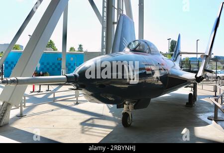 US Navy Grumman F9F-8 (F-9J) Cougar aereo da caccia con ali ripiegate per l'operazione della portaerei Seattle Washington State USA Foto Stock