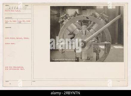Soldati che conducono un test motorio al Love Field di Dallas, Texas. L'immagine è stata scattata il 26 agosto 1918. È etichettato come soggetto 28840A77 e non è destinato alla pubblicazione, ma solo per uso ufficiale. Le note di accompagnamento indicano la posizione, il numero di riferimento e la data. Foto Stock
