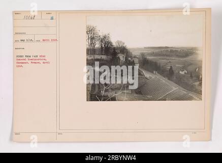 I soldati si rilassano in un parco vicino al quartier generale a Chaumont, Francia, nell'aprile 1918. La foto è stata scattata dal fotografo RECS il 9 maggio 1918. La scena mostra l'ambiente tranquillo in cui i soldati potrebbero prendersi una pausa dalle loro attività militari durante la prima guerra mondiale. Foto Stock