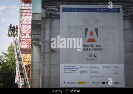 Madrid, Spagna. 11 luglio 2023. I vigili del fuoco cercano di rimuovere lo striscione installato dagli attivisti della Puerta de Alcala a Madrid. Gli attivisti di Greenpeace hanno installato una tela alla Puerta de Alcala di Madrid, dove hanno denunciato la mancanza di interesse da parte dei quattro candidati alla presidenza del governo spagnolo nelle elezioni del 23 luglio. Si sono arrampicati sul ponteggio attualmente installato per ripristino. Credito: SOPA Images Limited/Alamy Live News Foto Stock