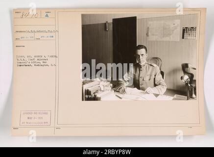 Soldati dell'esercito degli Stati Uniti impegnati in esercitazioni militari durante la prima guerra mondiale. La fotografia mostra soldati che corrono in un campo aperto con fucili e mitragliatrici, mentre altri osservano da bordo campo. L'immagine è stata scattata il 18 aprile 1918 ed è accreditata al tenente E.M. deBerri e Sig. R.C. Reed. Foto Stock