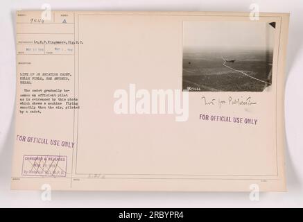 "Fotografia di un cadetto dell'aviazione che pilotava una macchina senza problemi nell'aria a Kelly Field, San Antonio, Texas, scattata il 1° maggio 1918. Il cadetto dimostra la sua crescente competenza come pilota efficiente. Questa immagine è riservata esclusivamente all'uso ufficiale ed è stata censurata e pubblicata da The Historical W.P.D. il 17 maggio 1918." Foto Stock