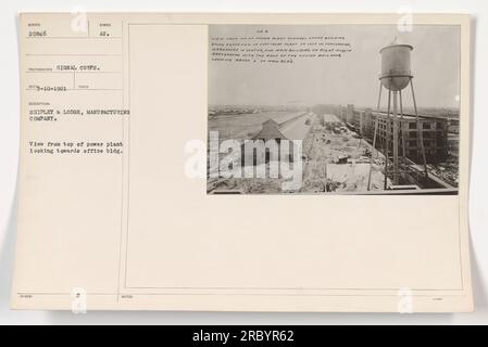 "Vista dall'alto della centrale elettrica che guarda verso l'edificio degli uffici. La fotografia cattura Shipley & Lodge Manufacturing Company. L'immagine mostra lo stabilimento del teatro Hert in primo piano a sinistra, un magazzino al centro e l'edificio principale sulla parte destra sullo sfondo. Il tetto dell'edificio per uffici è visibile sopra l'edificio principale." Foto Stock