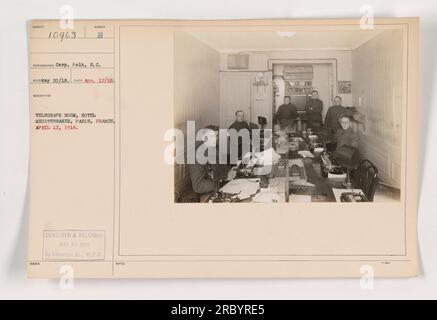 Sala Telegraph dell'Hotel Mediterranee, Parigi, Francia. Rilasciato il 12 aprile 1918. La fotografia mostra una stanza in cui i telegrafi sono stati inviati e ricevuti durante la prima guerra mondiale. Censurato e pubblicato il 23 maggio 1918, dalla Historical Branch, W.P.D. Foto Stock