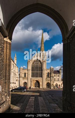 Norwich Cathedral, fronte ovest dalla porta di Erpingham Foto Stock