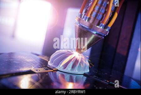 Una moderna stampante 3D sta stampando una turbina metallica. Il futuro della produzione di parti meccaniche. Foto Stock