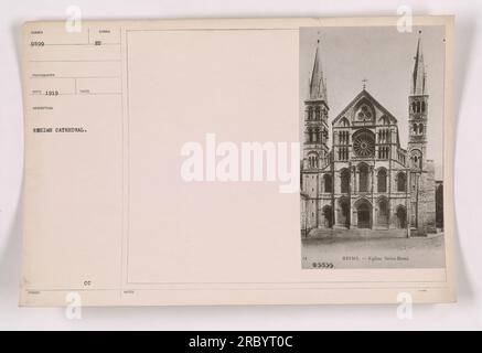 I soldati si riuniscono fuori dalla cattedrale di Reims nel 1919. La fotografia, scattata da un fotografo e, mostra l'eleganza della cattedrale e la presenza di attività militari durante la prima guerra mondiale. L'immagine fa parte di una collezione di fotografie che ritraggono le attività militari americane durante la guerra. Foto Stock