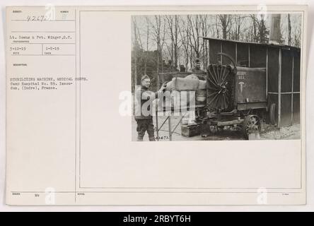 Tenente Downs e Pvt. Winger del corpo medico del Camp Hospital n. 59 a Issou-dun, Francia, che utilizza una macchina di sterilizzazione. Questa fotografia è stata scattata il 5 gennaio 1919 e fa parte della collezione con il numero di identificazione 111-SC-42672. Foto Stock