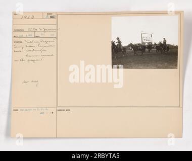 Striscione portato in un concorso militare a Camp Lewis, American Lake, Washington nel 1917. Lo striscione è visibile in questa foto scattata da S. ed. n. Jackson. L'immagine mostra i soldati che marciano con lo striscione, che riporta la scritta "Berlino o Busto". Ricevuto il 2 gennaio 1918 e preso da Humber. Rilasciato al laboratorio C.P.I. il 3 gennaio 198. Foto Stock