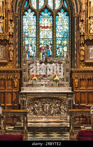 Finestra est e altare della chiesa di Sandringham Foto Stock