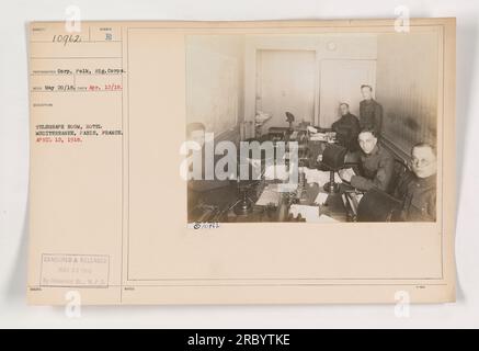 Questa fotografia mostra l'interno della sala telegrafica dell'Hotel Mediterranee a Parigi, in Francia. È stata adottata il 12 aprile 1918 dalla Corp Polk del Signal Corps. L'immagine è stata censurata e pubblicata da The Historical Branch il 23 maggio 1918. Foto Stock