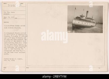 Il tenente George Lyon scattò questa foto il 21 dicembre 1918 al porto di imbarco di Hoboken, New Jersey. Negli Stati Uniti Transport Sierra era appena arrivato, riportando indietro 35 ufficiali e 1.531 uomini, per lo più feriti e convalescenti. I soldati feriti furono portati alla stazione di West Shore sulle navi ospedale Shinnecook e Ossining, e poi trasportati in treno a Camp Merritt. Lo Shinnecook parte dal molo 4 verso i cantieri ferroviari di West Shore. La foto è stata approvata dal M.I.D. Censor il 24 dicembre 1918. Foto Stock