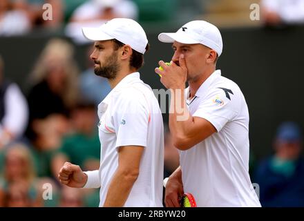 Hugo Nys e Jan Zielinski durante il loro Gentlemen's Doubles match contro Jamie Murray e Michael Venus il giorno nono del Wimbledon Championships 2023 all'All England Lawn Tennis and Croquet Club di Wimbledon. Data foto: Martedì 11 luglio 2023. Foto Stock