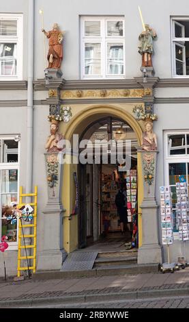 Lueneburg, Germania - 7 luglio 2023 questa casa in via Am Berge nel centro storico di Lüneburg ha un portale rinascimentale riccamente decorato. E' stato costruito nel 15 Foto Stock