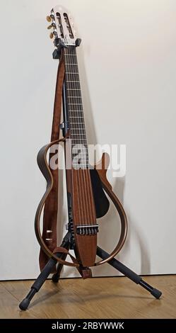 Itterbeck, Germania - giugno 28 2023 Una chitarra silenziosa Yamaha su uno stand Foto Stock