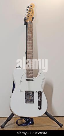 Itterbeck, Germania - giugno 28 2023   Una chitarra elettrica bianca polare Fender Telecaster su uno stand di chitarra Foto Stock