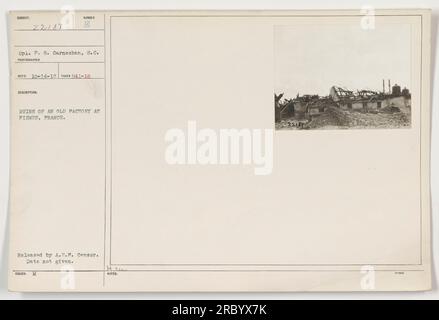 CPL. P. G. Carnochan del Signal Corps ha scattato questa fotografia, identificata come 111-SC-22187. L'immagine mostra le rovine di una vecchia fabbrica a Fismes, in Francia. La foto è stata scattata durante la prima guerra mondiale e pubblicata dalla A.E.F. Censura, anche se la data specifica non è menzionata. Foto Stock