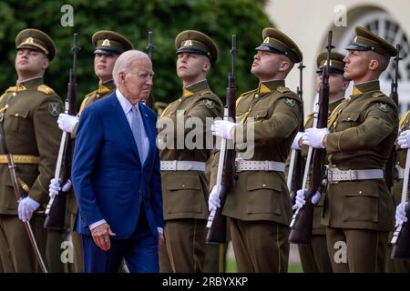 Vilnius, Lituania. 11 luglio 2023. Il presidente degli Stati Uniti Joe Biden esamina una guardia d'onore militare durante una cerimonia di benvenuto ufficiale al Palazzo Presidenziale, l'11 luglio 2023, a Vilnius, in Lituania. Biden incontra Nauseda prima dell'inizio del vertice NATO. Credito: Adam Schultz/White House Photo/Alamy Live News Foto Stock