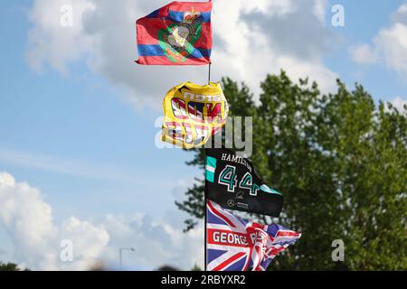 Una bandiera con le bandiere di Lewis Hamilton (GBR) della Mercedes AMG Petronas F1 Team bandiera e George Russell (GBR) della Mercedes-AMG Petronas F1 Team bandiera Foto Stock