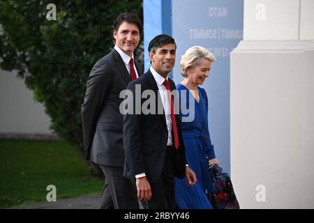 (Da sinistra a destra) il primo ministro canadese Justin Trudeau, il primo ministro britannico Rishi Sunak e la presidente della Commissione europea Ursula von der Leyen arrivano per la cena sociale durante il vertice della NATO a Vilnius, in Lituania. Data foto: Martedì 11 luglio 2023. Foto Stock