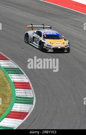 Scarperia, 7 luglio 2023: Audi R8 LMS GT3 del Team AUDI Sport Italia guidata da Attianese Luca e Stuvik Sandy Nicholas in azione durante le prove di Itali Foto Stock