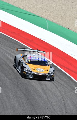 Scarperia, 7 luglio 2023: Audi R8 LMS GT3 del Team AUDI Sport Italia guidata da Attianese Luca e Stuvik Sandy Nicholas in azione durante le prove di Itali Foto Stock