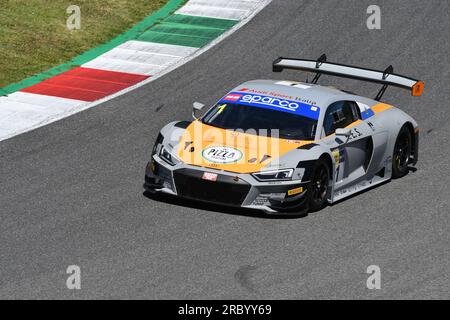 Scarperia, 7 luglio 2023: Audi R8 LMS GT3 del Team AUDI Sport Italia guidata da Attianese Luca e Stuvik Sandy Nicholas in azione durante le prove di Itali Foto Stock