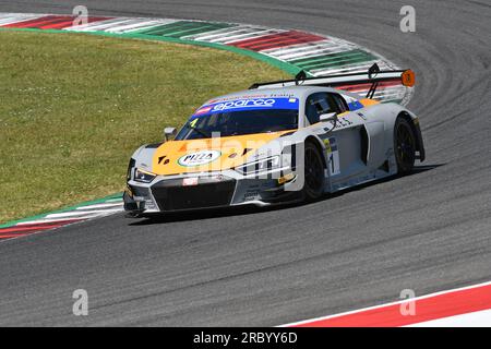 Scarperia, 7 luglio 2023: Audi R8 LMS GT3 del Team AUDI Sport Italia guidata da Attianese Luca e Stuvik Sandy Nicholas in azione durante le prove di Itali Foto Stock