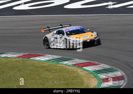 Scarperia, 7 luglio 2023: Audi R8 LMS GT3 del Team AUDI Sport Italia guidata da Attianese Luca e Stuvik Sandy Nicholas in azione durante le prove di Itali Foto Stock