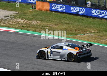 Scarperia, 7 luglio 2023: Audi R8 LMS GT3 del Team AUDI Sport Italia guidata da Attianese Luca e Stuvik Sandy Nicholas in azione durante le prove di Itali Foto Stock