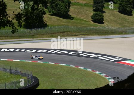 Scarperia, 7 luglio 2023: Audi R8 LMS GT3 del Team AUDI Sport Italia guidata da Attianese Luca e Stuvik Sandy Nicholas in azione durante le prove di Itali Foto Stock