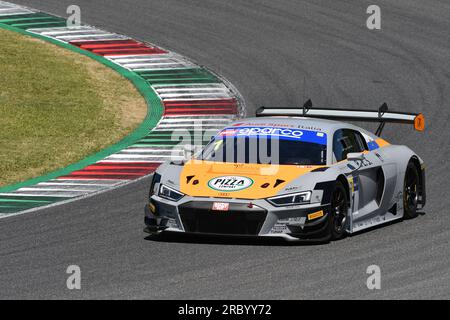 Scarperia, 7 luglio 2023: Audi R8 LMS GT3 del Team AUDI Sport Italia guidata da Attianese Luca e Stuvik Sandy Nicholas in azione durante le prove di Itali Foto Stock