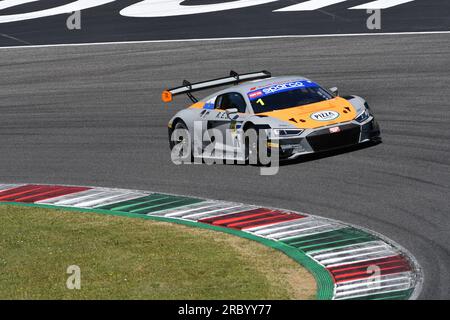 Scarperia, 7 luglio 2023: Audi R8 LMS GT3 del Team AUDI Sport Italia guidata da Attianese Luca e Stuvik Sandy Nicholas in azione durante le prove di Itali Foto Stock