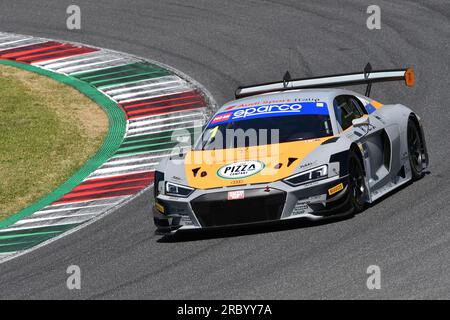 Scarperia, 7 luglio 2023: Audi R8 LMS GT3 del Team AUDI Sport Italia guidata da Attianese Luca e Stuvik Sandy Nicholas in azione durante le prove di Itali Foto Stock