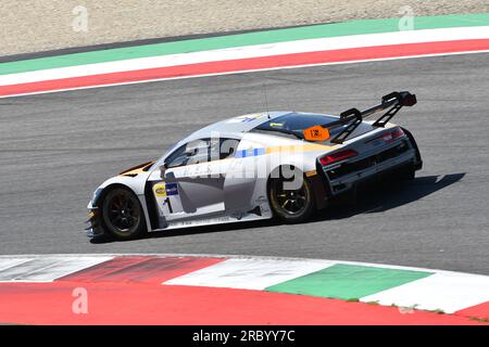 Scarperia, 7 luglio 2023: Audi R8 LMS GT3 del Team AUDI Sport Italia guidata da Attianese Luca e Stuvik Sandy Nicholas in azione durante le prove di Itali Foto Stock