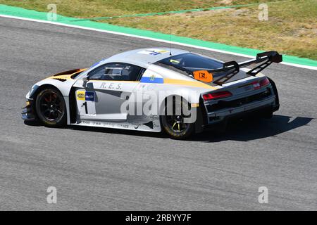 Scarperia, 7 luglio 2023: Audi R8 LMS GT3 del Team AUDI Sport Italia guidata da Attianese Luca e Stuvik Sandy Nicholas in azione durante le prove di Itali Foto Stock