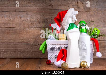 Natale pulizia flatlay, pubblicità banner mockup per la campagna di pulizia invernale. Impostare vari detergenti, bottiglie, spray, accessori, utensili, woode Foto Stock