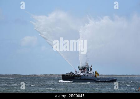 Den Helder, 2 luglio 2023. Una barca dei pompieri rende omaggio alle navi in partenza. Foto di alta qualità Foto Stock